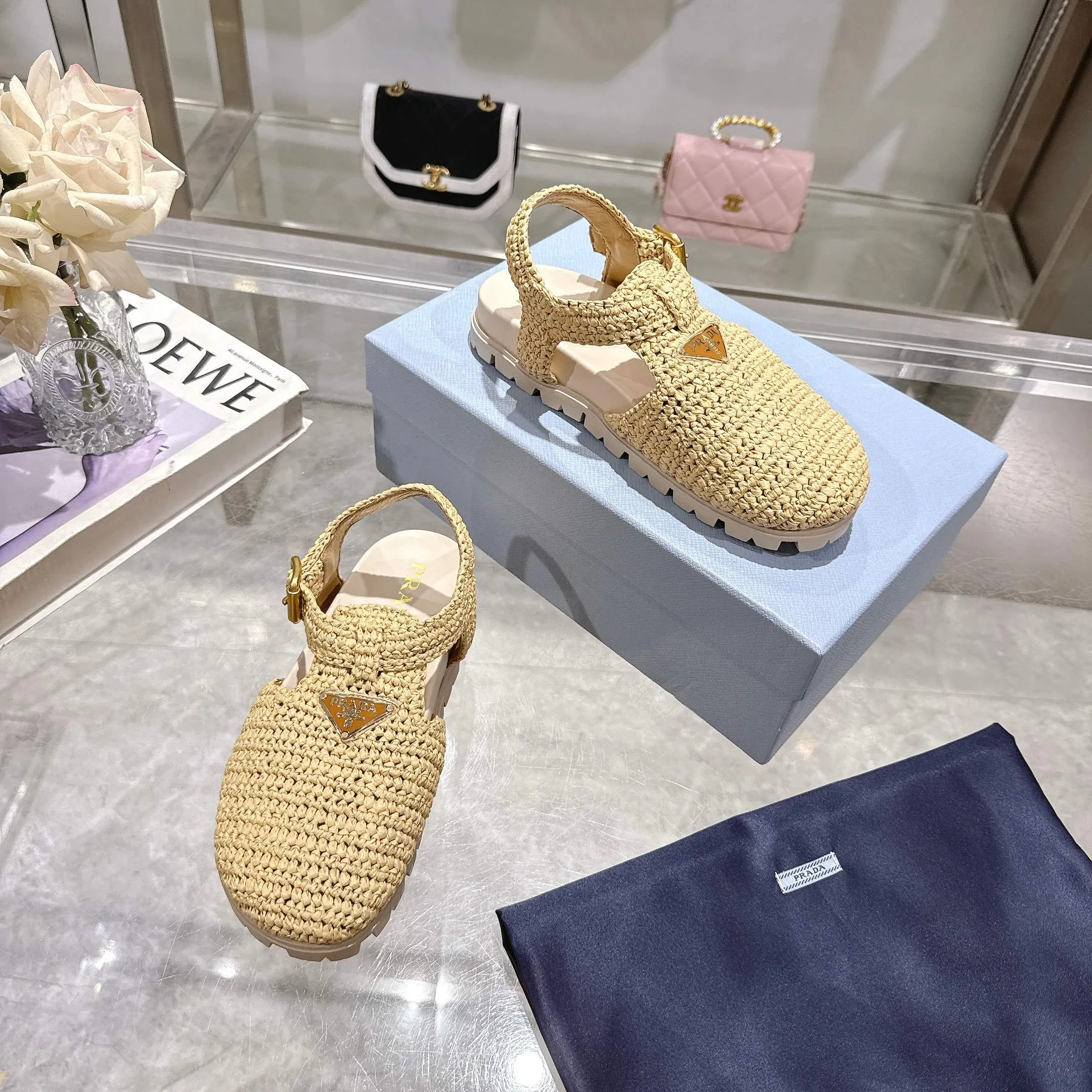 👟👟Ex-factory price 520👟👟 Original environmentally friendly PP paper material, high version Prada Prada's latest pig cage shoes Roman woven flat rubber sandals latest environmentally friendly ♻️PP material high price Fully handmade crochet Just like knitting sweaters, slow workmanship Retro fashionable and avant-garde thick soles with rubber uppers, retro wood grain to meet the various choices of fashionable people of different styles! The iconic metal triangle logo is paired with the shape of ancient beach sandals. Every design element is fashionable! Code number 35-40